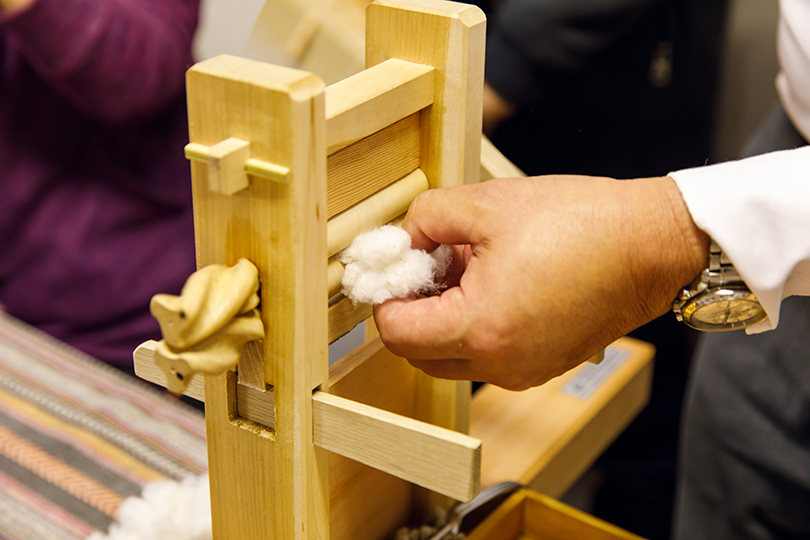 『綿繰り機（わたくりき）』という木製の装置