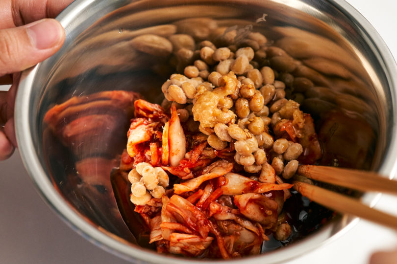 刻んだキムチ・納豆・焼肉のたれ・味噌・ごま油・味の素をよく混ぜ合わせます。