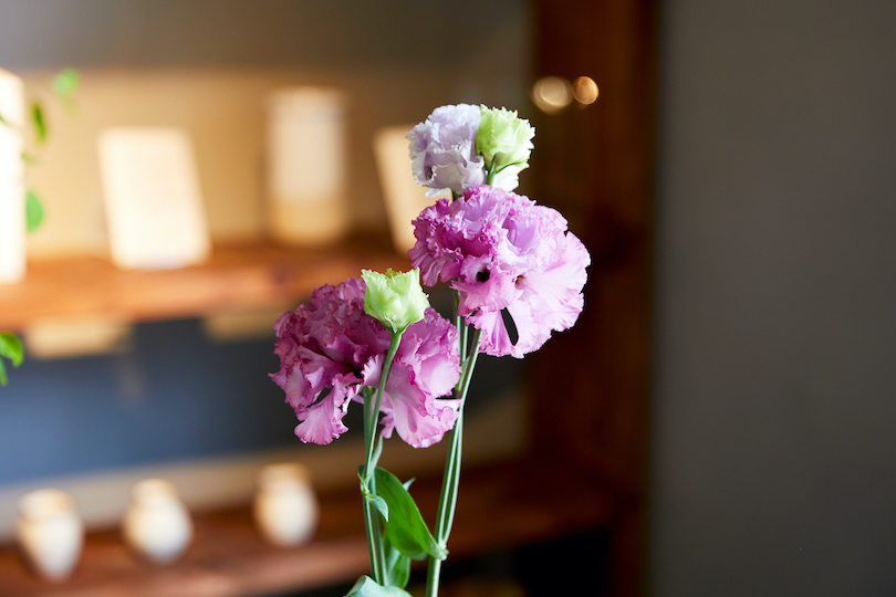 トルコキキョウは一本にいくつもの花が付いているので、ボリュームがあって華やかに飾れます。