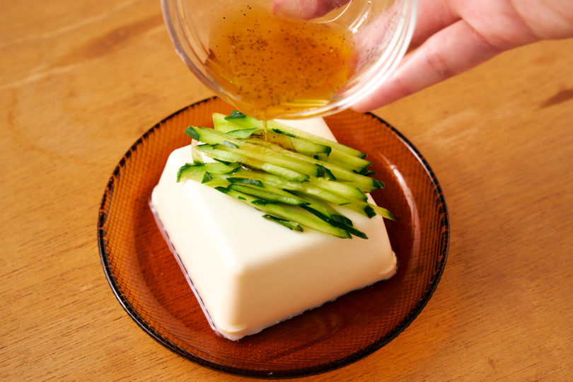 冷やした絹豆腐にきゅうりをのせて、ステップ2のタレをかけたらできあがり！