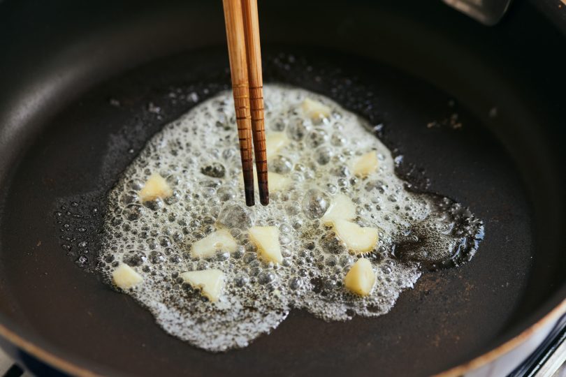 バターでニンニクを炒める。