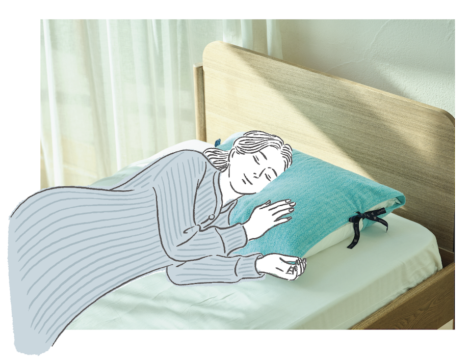 枕に手を置いて眠る女性